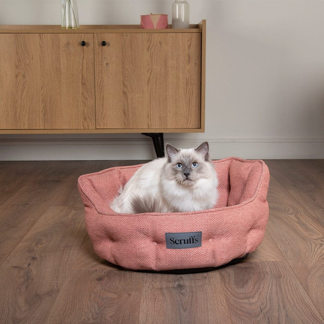 Scruffs Seattle Cat Bed in Chesterfield-style design, luxurious and comfortable for cats.