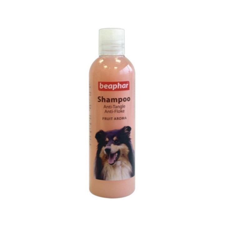 Beaphar Anti-Tangle Shampoo for all long-haired dogs. The shampoo strengthens the hair from root to tip, leaving the dog's coat healthy, glossy, and smelling fresh.