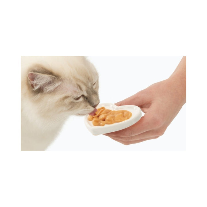 CatIt Creamy Lickable Cat Treats Salmon & Prawns is a healthy and hydrating lickable treat rich in amino acids. Serve on a dish or feed the cat directly from the tube as a special reward 2.