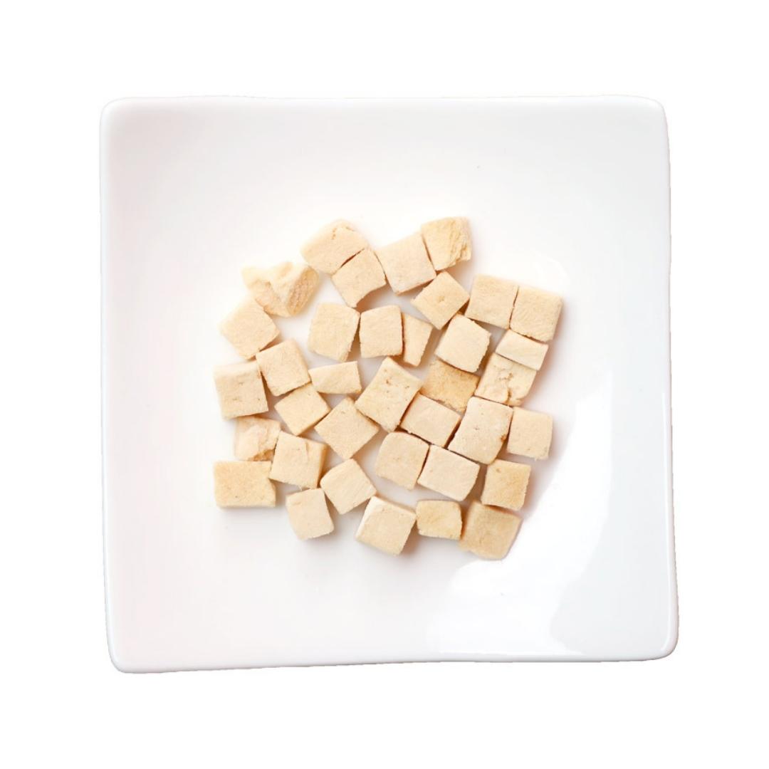 Kit Cat Freezebites are a type of cat treat that is made from 100% chicken meat. This protein-rich snack is grain-free and gluten-free and contains no wheat, corn, soy, artificial preservatives, or other additives.